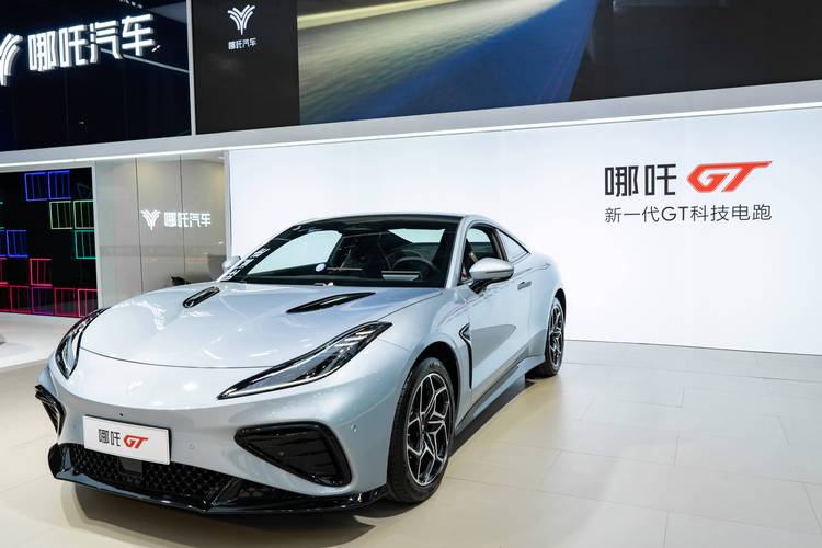 成都简阳市新天富企业管理咨询哪吒汽车在智能汽车领域的表现，领途汽车在新能源汽车市场中的影响力